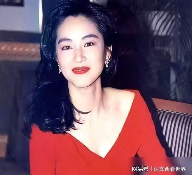 易游体育直播运营公司-林青霞亲口爆料:当年我全裸给他看,他却吓得扭头就跑!